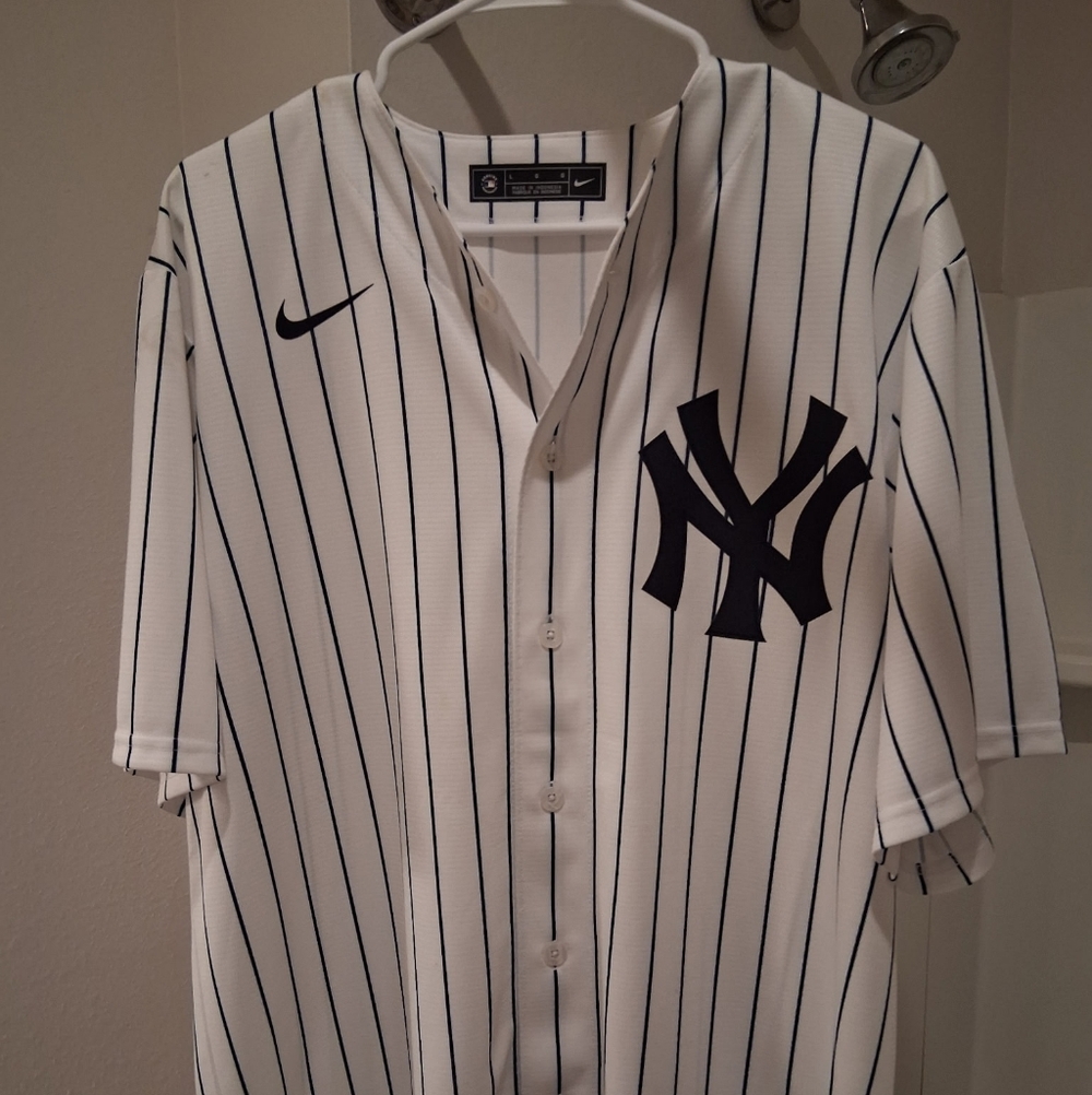 New York Yankee Basball Nike Jersey.⁶ White Jersey with Black Pinstripes